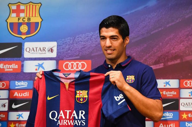 Luis Suarez presented with Barcelona